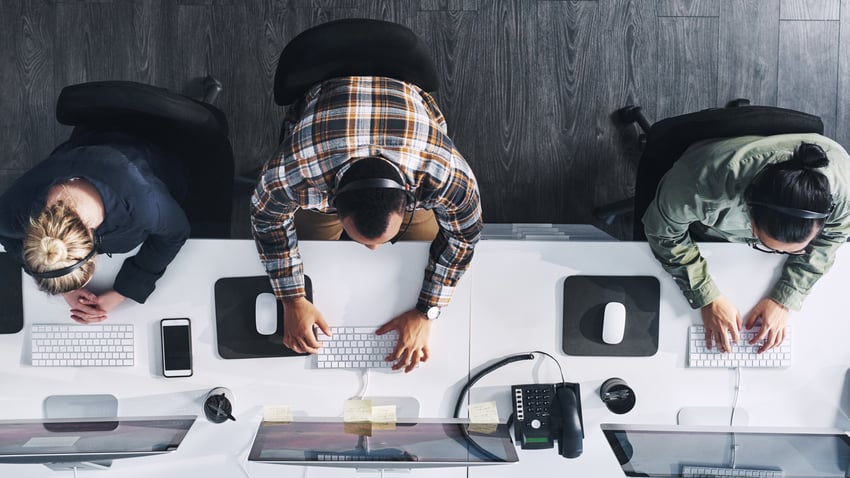 Groupe d'agents d'un centre d'appels travaillant dans un bureau